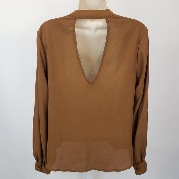 Lush blouse with plunge neckline and cutout in back Size Small - Picture 5 of 9